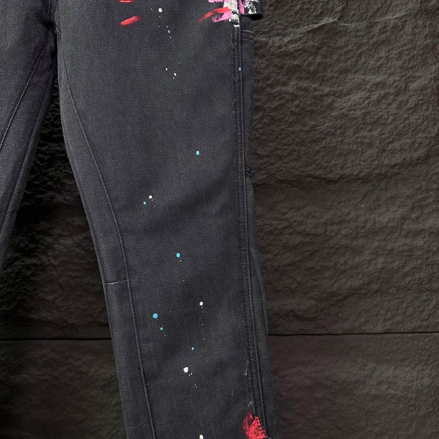P260 GALLERY DEPT. 2025 new patchwork hand-painted splash-ink couple style loose bootcut jeans 🔥High version🔥High version🔥Top ceiling quality Styles with different washed textures, very friendly to people with thin legs and thick legs, the bootcut version is very flattering to the leg shape Moderate length that never goes out of style, easy to match with casually, basic styling for various styles, a must-have in the wardrobe! The fabric is stiff but also makes the upper body soft without losing texture. The washing process is even more perfect. It is a must-have item for everyone! ! ! Washed wheat, hang tag, pants label, three complete labels Color: dark gray Size: 28, 30, 32, 34, 36 (five sizes)